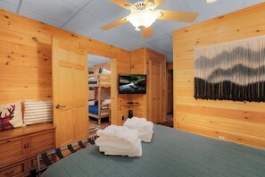 4 bedrooms, iron/ironing board, travel crib, WiFi - Highlands Hideaway - Blue Ridge GA (Blue Ridge)