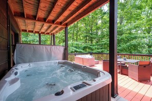Outdoor spa tub - Highlands Hideaway - Blue Ridge GA (Blue Ridge)