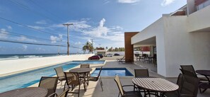 Una piscina al aire libre