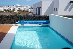 Utomhuspool och uppvärmd pool
