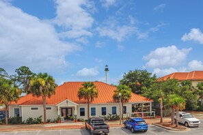 Exterior - 🏖️Steps to Marina | Bay Views | Pet Friendly | Highball Heaven🏖️ (Port St. Joe)