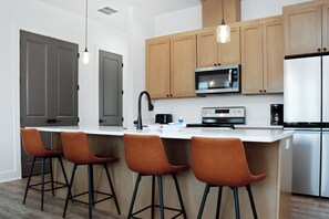 Geladeira, micro-ondas, fogão, cooktop