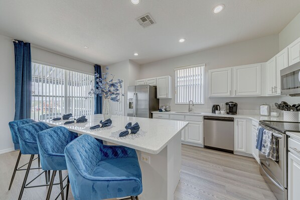 冷蔵庫、電子レンジ、オーブン、コンロ