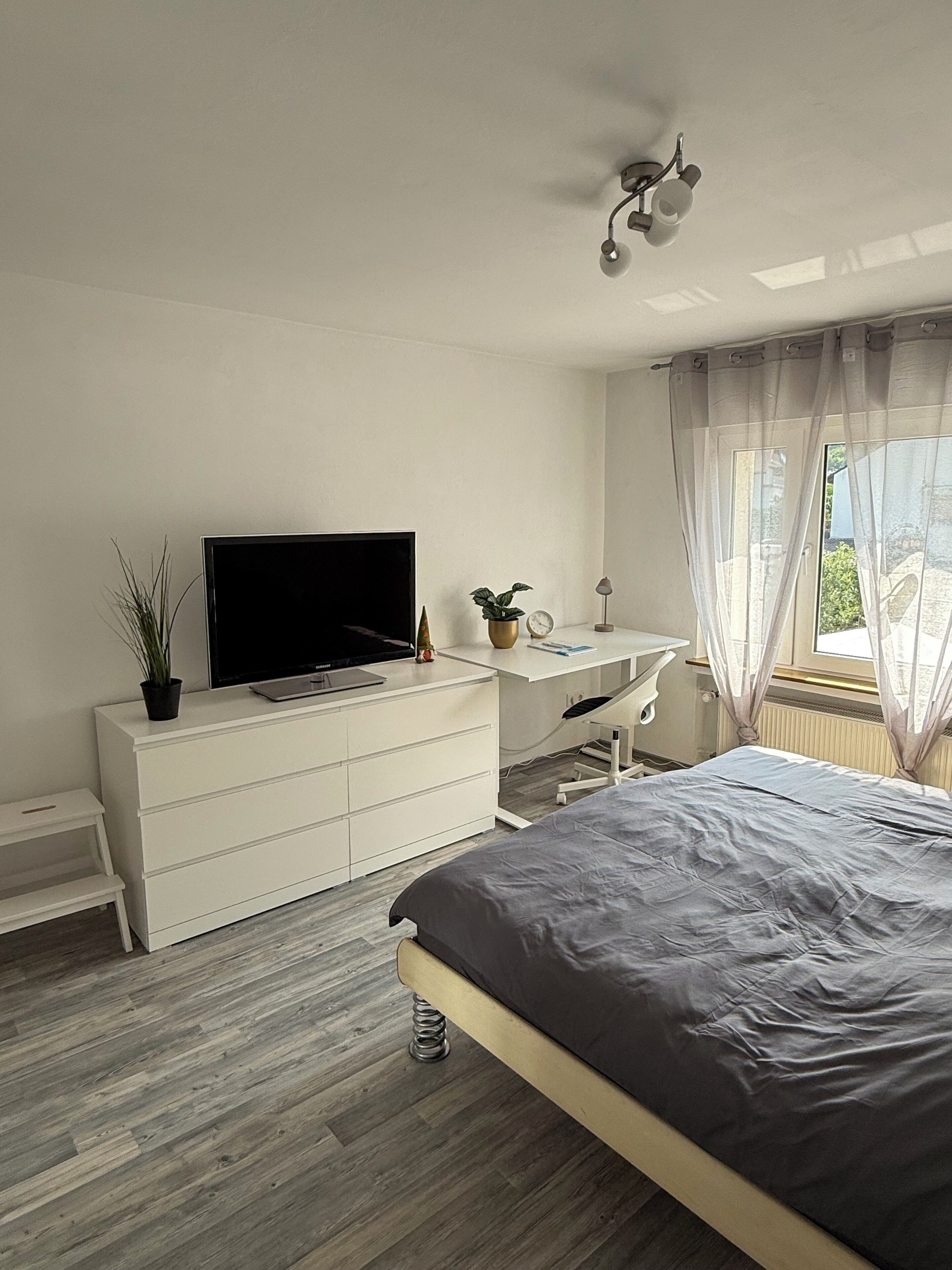 3 slaapkamers, een strijkplank/strijkijzer, wifi, beddengoed