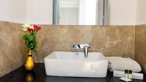 Deluxe Double Room, City View | Bathroom | Free toiletries, towels, soap, shampoo - Hotel Evergreen Stay (New Delhi)
