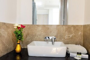 Dobbeltrom – deluxe, byutsikt | Bad | Toalettartikler (inkludert), håndklær, såpe og sjampo