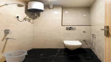 Deluxe Double Room, City View | Bathroom | Free toiletries, towels, soap, shampoo