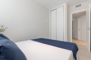 2 chambres, fer et planche à repasser