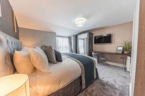 Comfort Apartment, 3 Bedrooms | Desk, laptop workspace, iron/ironing board, free WiFi