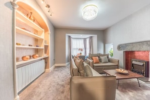 Apartamento conforto, 3 quartos | Área de estar