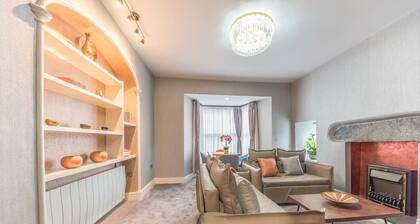 The Old Stamp House Retreat - Three En-suite Bedrooms with Parking