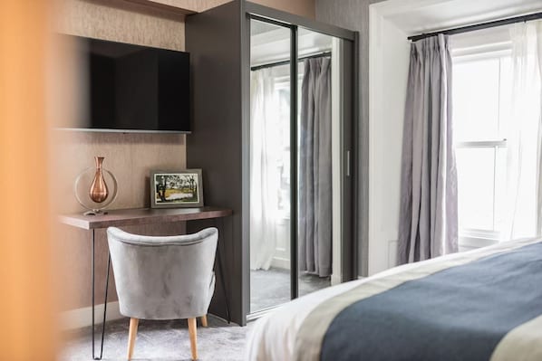 Apartamento conforto, 3 quartos | Escrivaninha, espaço de trabalho para notebook
