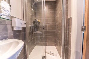 Comfort Apartment, 3 Bedrooms | Desk, laptop workspace, iron/ironing board, free WiFi