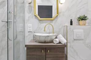 Ducha, secador de pelo, toallas, jabón