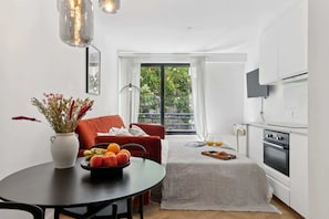 1 habitación, escritorio, tabla de planchar con plancha y cuna de viaje