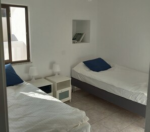 2 soveværelser, skrivebord, strygejern/strygebræt, weekendseng