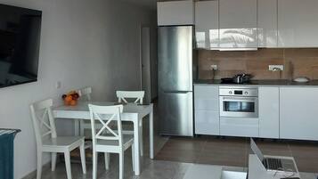 Een koelkast, een magnetron, een oven, een vaatwasser