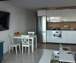 Een koelkast, een magnetron, een oven, een vaatwasser