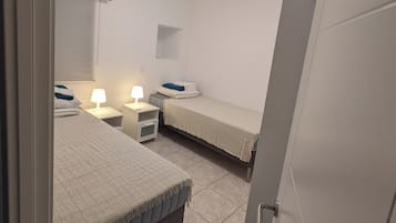 2 slaapkamers, een bureau, een strijkplank/strijkijzer, reisbedje