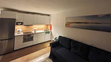 Een koelkast, een magnetron, een oven, een vaatwasser