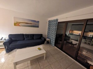 Smart-tv, bøger, stereoanlæg