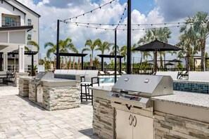 Outdoor dining - Luxury 1BR w/ Balcony | Near Disney • Washer/Dryer (Kissimmee)