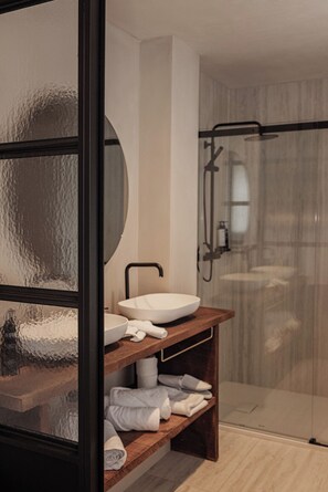 Kamar Double Superior, pemandangan kebun | Kamar mandi | Sandal