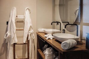 Deluxe Room, Garden View | Bathroom | Slippers - Guesthouse Just Be Mine (Beringen)