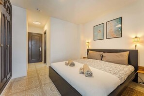 2 habitaciones, escritorio y tabla de planchar con plancha