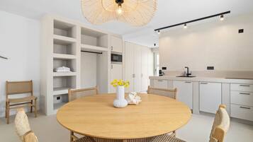 Grand réfrigérateur, micro-ondes, four, plaque de cuisson