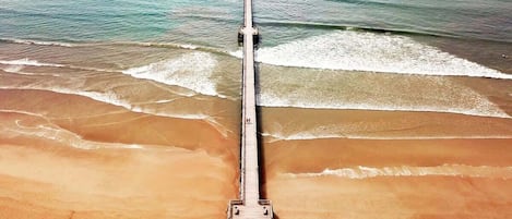 在海灘附近