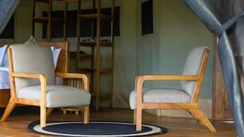 Standard Triple Room, Hill View | Desk