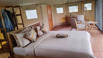 Kolmen hengen standard-huone, näköala mäelle | Työpöytä