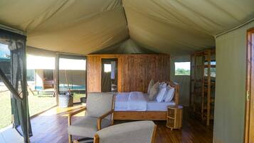 Tripla Standard, vista collina | Una scrivania