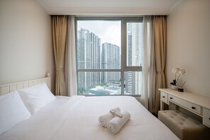 2 bedrooms, iron/ironing board, WiFi