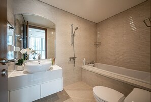 Secadora de cabello, toallas, jabón, papel de baño