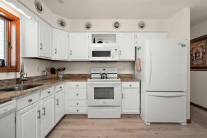 Private kitchen - Three Bedroom Oceanside Condo Steps from Beach (Ocean City)
