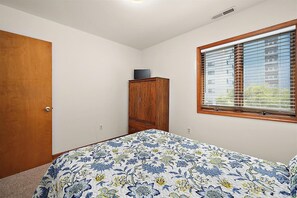 Room - Three Bedroom Oceanside Condo Steps from Beach (Ocean City)