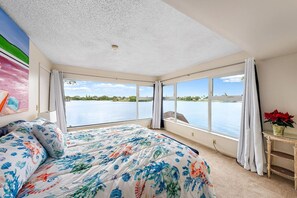 Desk, travel crib, free WiFi, bed sheets