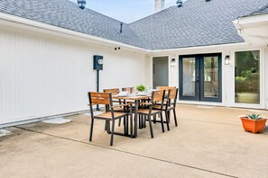 Outdoor dining - Newly Renovated, Spacious & Modern | THE (Rockwall)