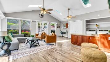 Smart-tv, videospelletjes, tafelvoetbal en een tafeltennistafel