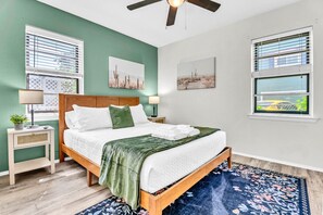 Desk, travel crib, free WiFi, bed sheets - Double Unit, Game Room, Mins to DFW & DAL | TMD (Irving)