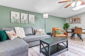 Smart TV, video games, foosball, table tennis - Double Unit, Game Room, Mins to DFW & DAL | TMD (Irving)