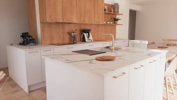 Een microgolfoven, een oven, een kookplaat, een vaatwasser