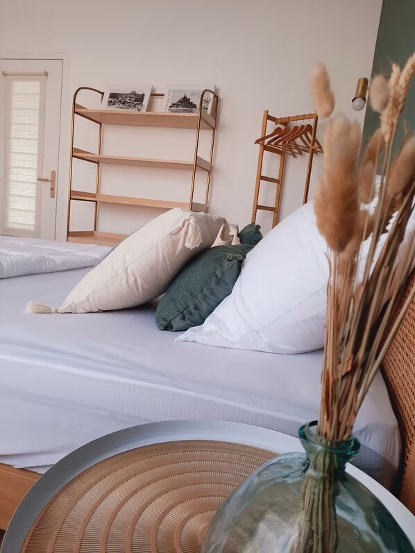 5 bedrooms, iron/ironing board, WiFi, bed sheets