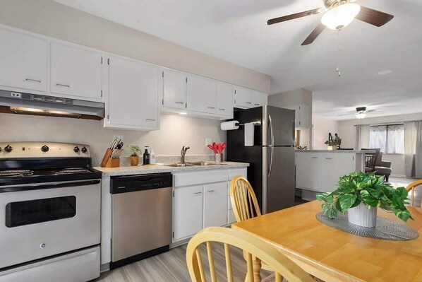 Frigorífic, microones, forn i placa de cuina 