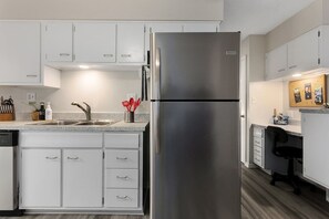 Frigorífic, microones, forn i placa de cuina 