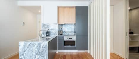Fridge, oven, stovetop, dishwasher