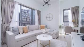 Apartamento superluxo, vista para o canal | Área de estar | Smart TV 65 polegadas com canais a cabo