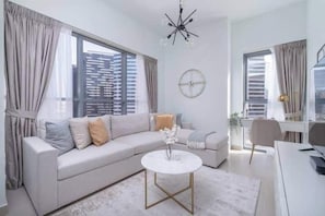 Apartamento superluxo, vista para o canal | Área de estar | Smart TV 65 polegadas com canais a cabo